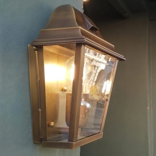 Latarnia naścienna St James - 1 źródło światła - Postarzany mosiądz